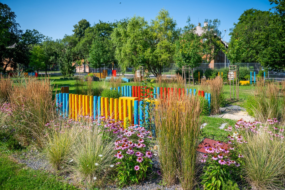 Dětské hřiště, sportoviště a relaxační zóna v ZŠ Provaznická