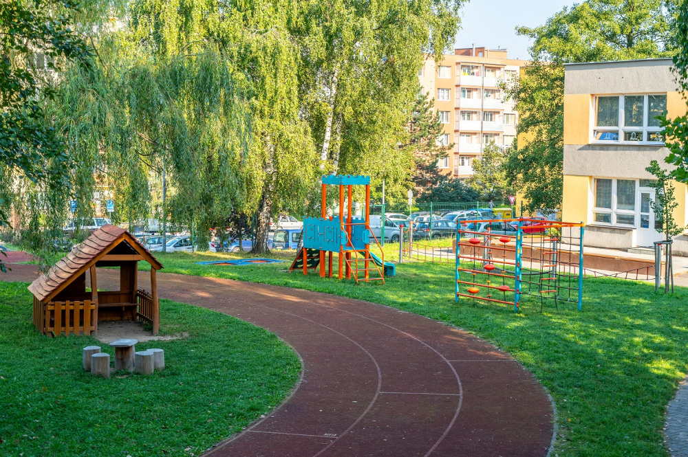 Víceúčelové hřiště, workout a dětské hřiště v ZŠ Šeříková