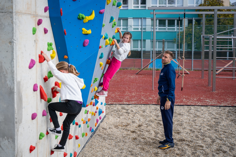 Hřiště a lezecká stěna v ZŠ B. Dvorského