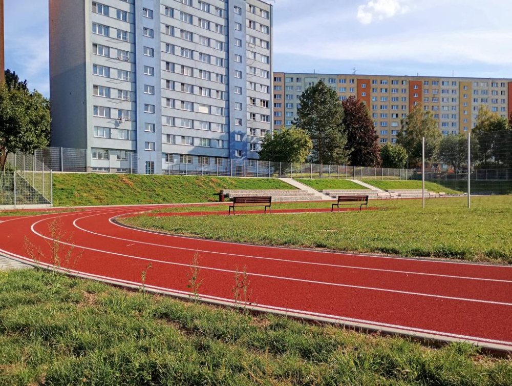Víceúčelové sportoviště při ZŠ Srbská - velké hřiště je po rekonstrukci a nyní čekáme na kolaudaci, veřejnosti bude hřiště uzavřeno až do října 2026